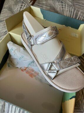 NEW in BOX EARTH Women's SYLT SABA Silver Slingback Sandals Size 10